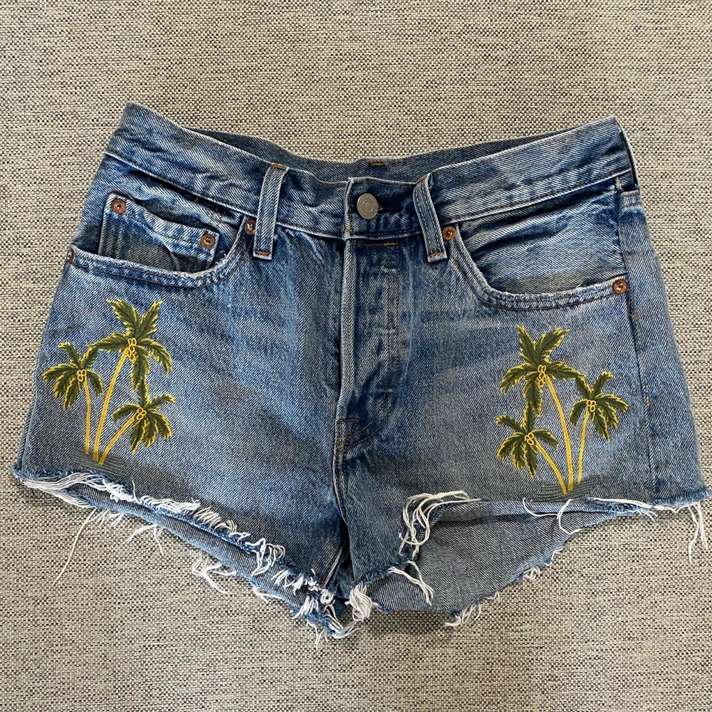 LEVIS EMBROIDERED CUT OFFS